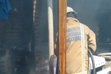 La mujer sufrió quemaduras en el rostro y en diferentes partes de su cuerpo. La mujer sufrió quemaduras en el rostro y en diferentes partes de su cuerpo.
