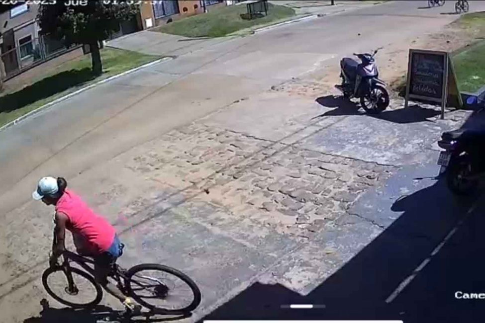 Una cámara captó cuando ingresó a un comercio y le robaron la bicicleta