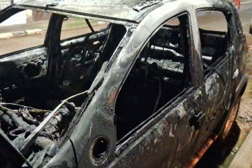 El fuego destruyó por completo el vehículo. El fuego destruyó por completo el vehículo.