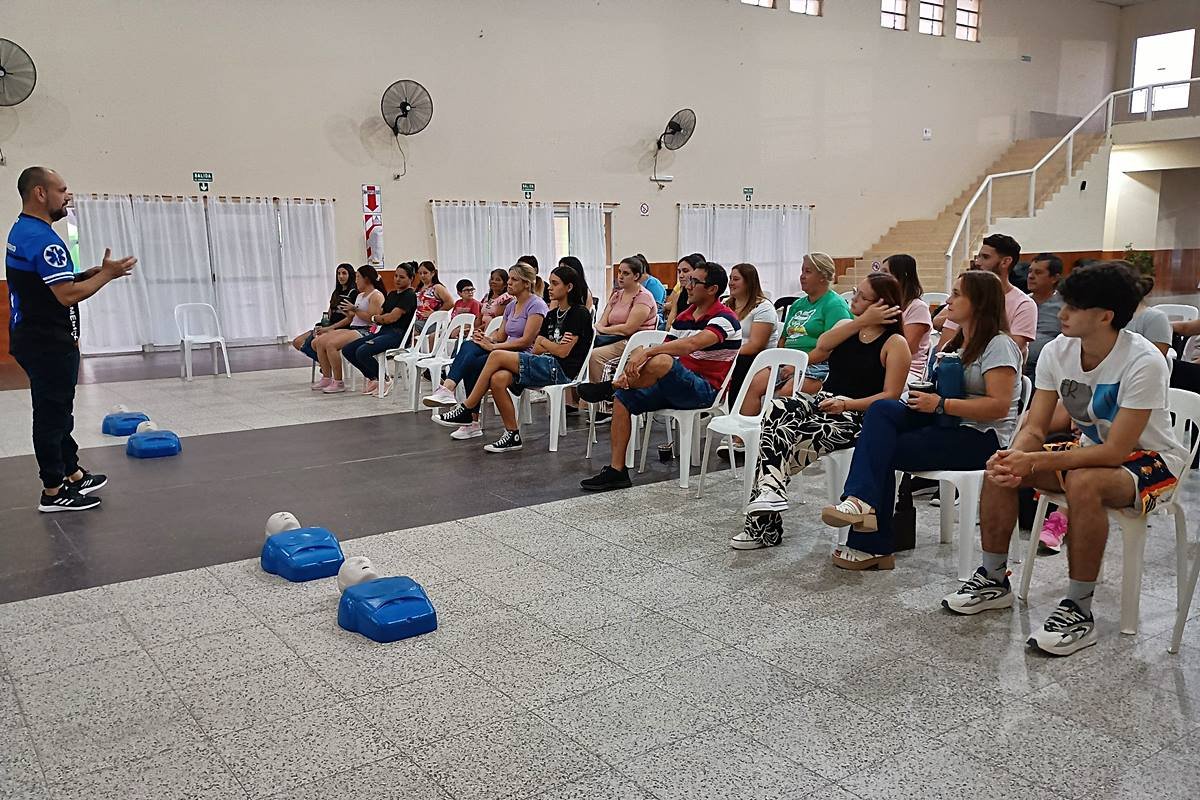 apacitaci&oacute;n en RCP, t&eacute;cnica de heimlich y uso del DEA en La Criolla.
