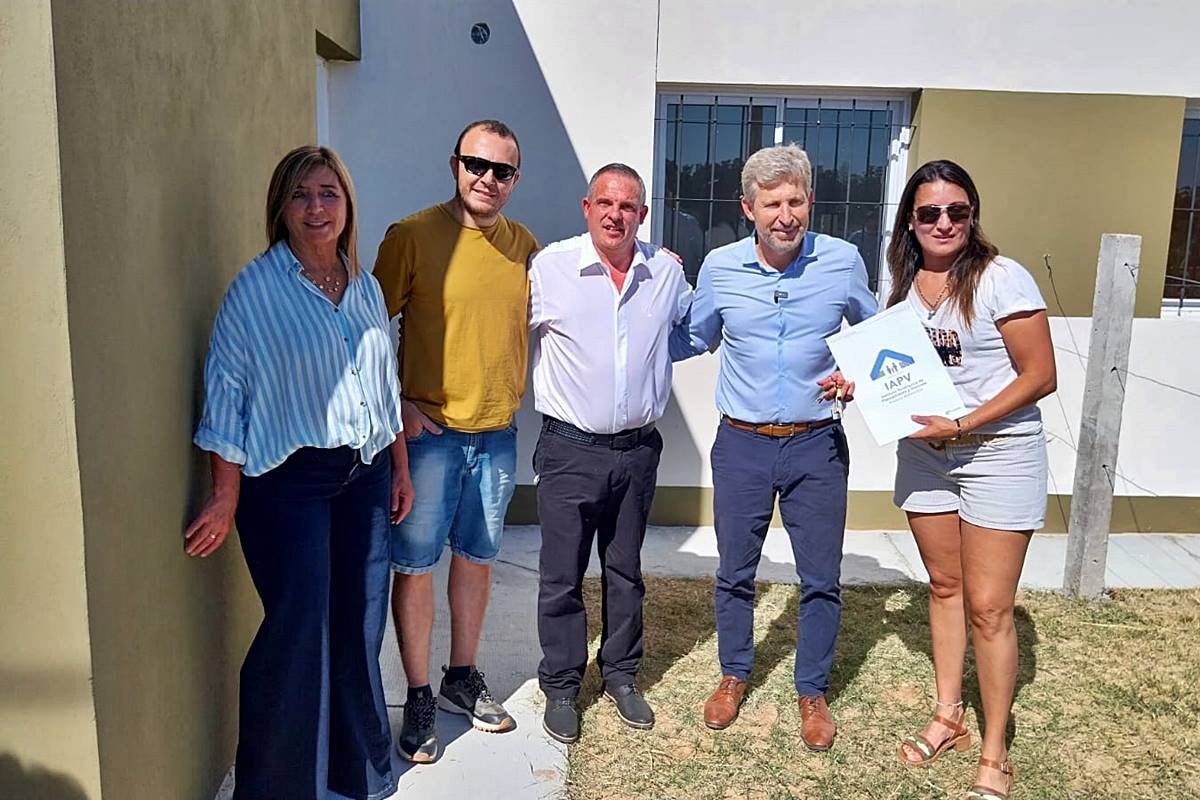 Goldin junto a Frigerio en la entrega de viviendas en Estancia Grande