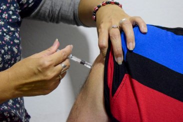 La vacuna se aplica de forma gratuita en todos los vacunatorios provinciales. La vacuna se aplica de forma gratuita en todos los vacunatorios provinciales.
