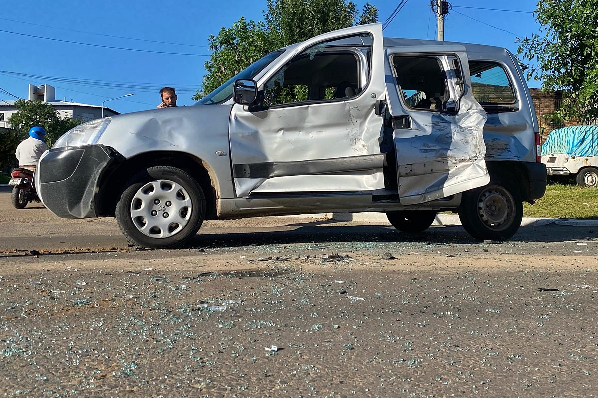 La utilitaria se llev&oacute; la peor parte del choque.