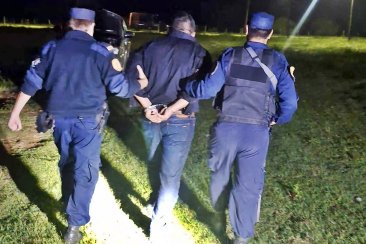 El hombre cuando era trasladado en calidad de detenido. El hombre cuando era trasladado en calidad de detenido.