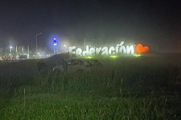 Se debió aguardar a la grúa del peaje, para retirar el vehículo. Se debió aguardar a la grúa del peaje, para retirar el vehículo.