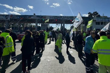 Trabajadores de toda la provincia se movilizaron hacia Zárate Brazo Largo. Trabajadores de toda la provincia se movilizaron hacia Zárate Brazo Largo.