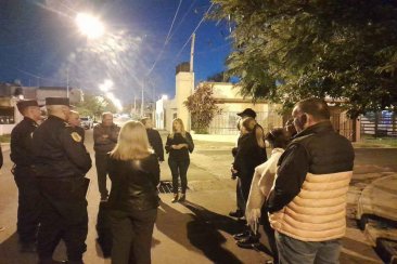 Los vecinos se reunieron con autoridades, por la inseguridad en el barrio. Los vecinos se reunieron con autoridades, por la inseguridad en el barrio.