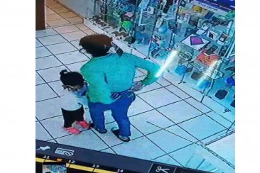 Todo quedó registrado por una cámara de seguridad. Todo quedó registrado por una cámara de seguridad.