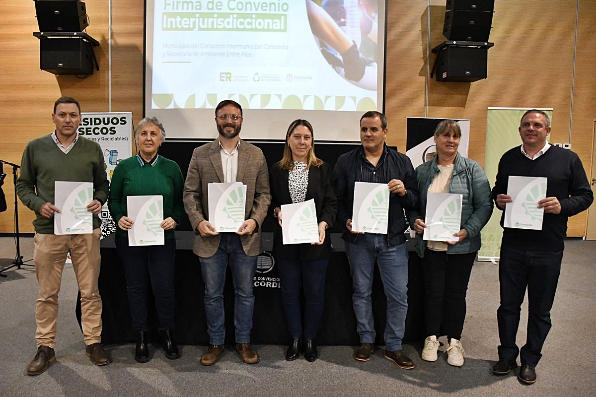 Gold&iacute;n en la firma del convenio por el cuidado del ambiente.