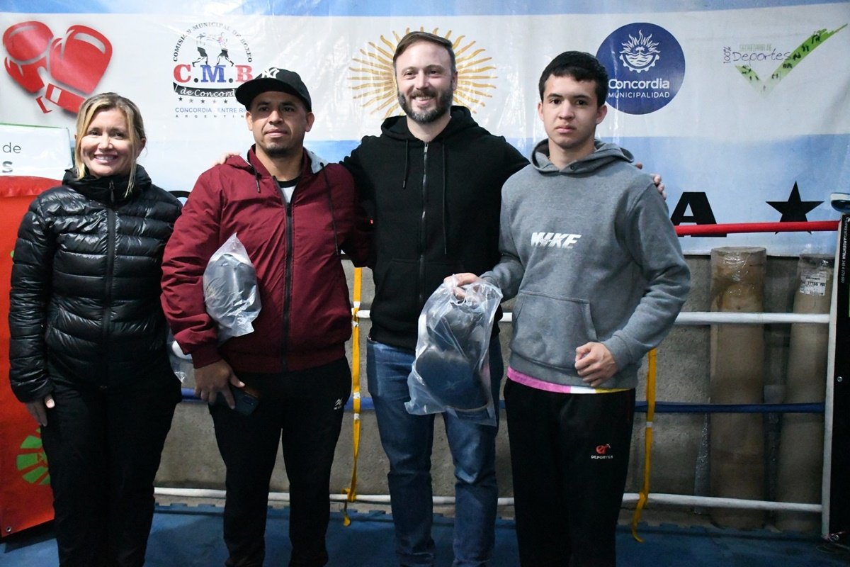 Los gimnasios barriales recibieron guantes para la pr&aacute;ctica de Boxeo.