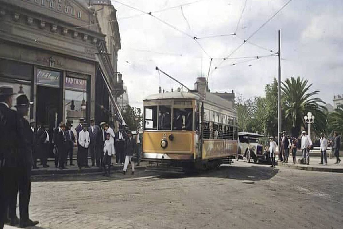Una de las fotos animadas muestra el tranv&iacute;a circulando por calle Mitre.