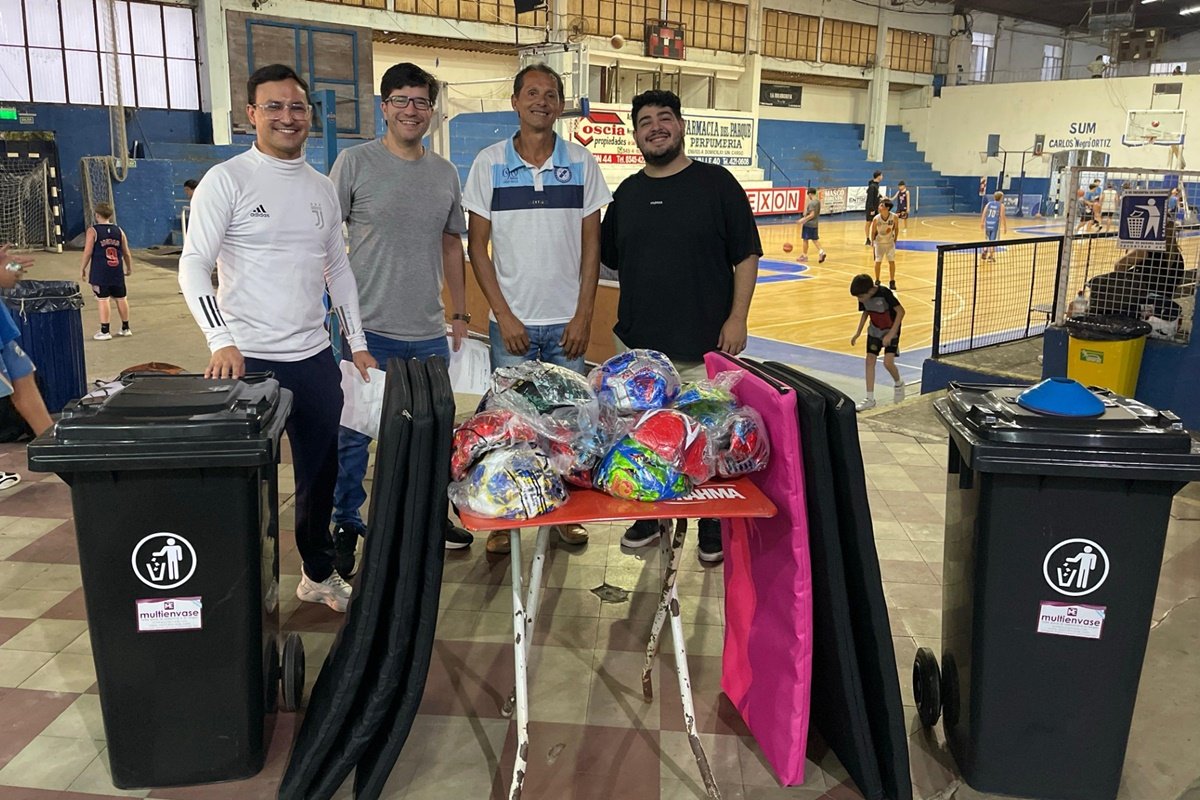 Se entregaron pelotas, conos, colchonetas, pecheras, etc.