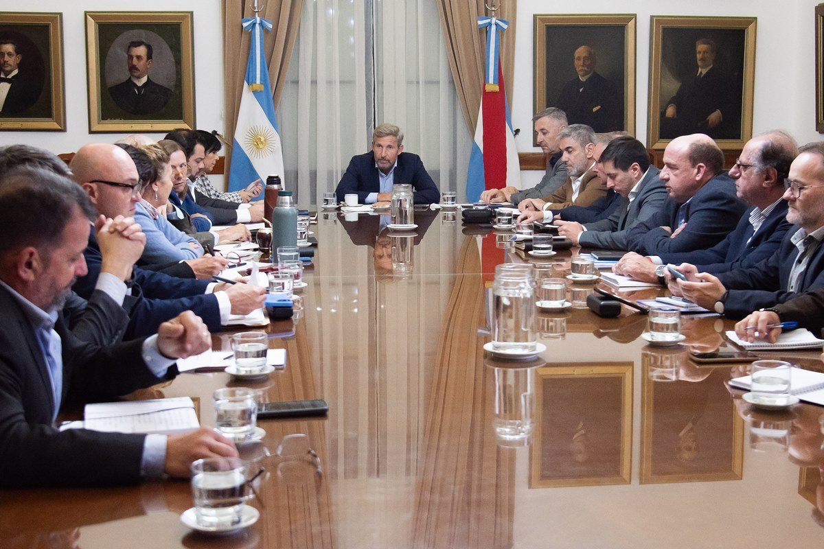 El mandatario provincial encabezó la reunión de este lunes.