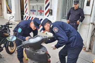 Efectivos policiales tomando las huellas incriminatorias del sujeto. Efectivos policiales tomando las huellas incriminatorias del sujeto.