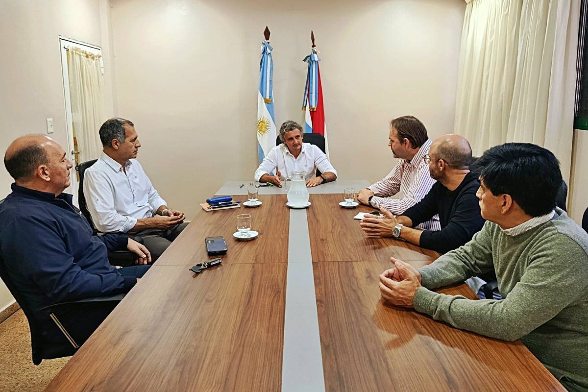 Bravo junto a los representantes de ENERSA.