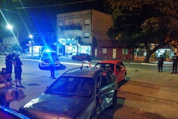 Dos autos chocaron sobre avenida Las Heras Dos autos chocaron sobre avenida Las Heras