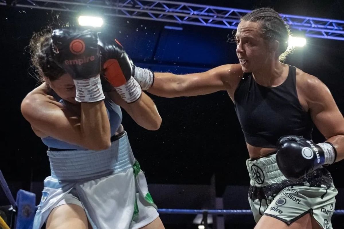 La concordiense recibiendo un duro golpe por parte de la brit&aacute;nica