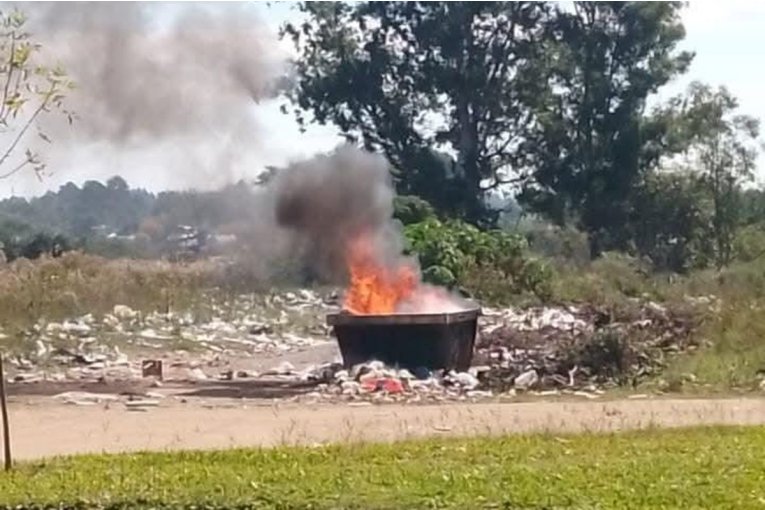 Vecinos del Barrio Isla Maciel denuncian la quema de un contenedor y ...