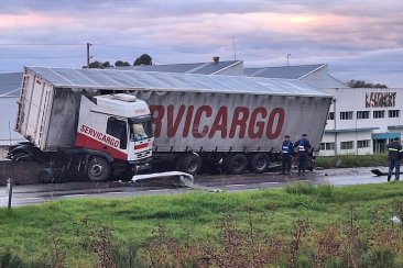 El camipon arriba del muero divisorio de la autovía. El camipon arriba del muero divisorio de la autovía.