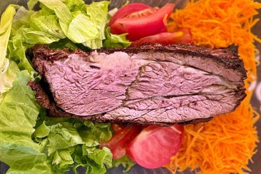 Una de las promos consiste en una porción de asado con ensalada Una de las promos consiste en una porción de asado con ensalada