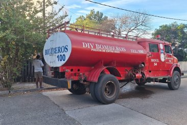 Las llamas iniciaron en una construcción de calles Lamadrid y Salta. Las llamas iniciaron en una construcción de calles Lamadrid y Salta.