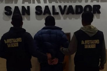 El hombre fue detenido cuando circulaba por la vía pública. El hombre fue detenido cuando circulaba por la vía pública.