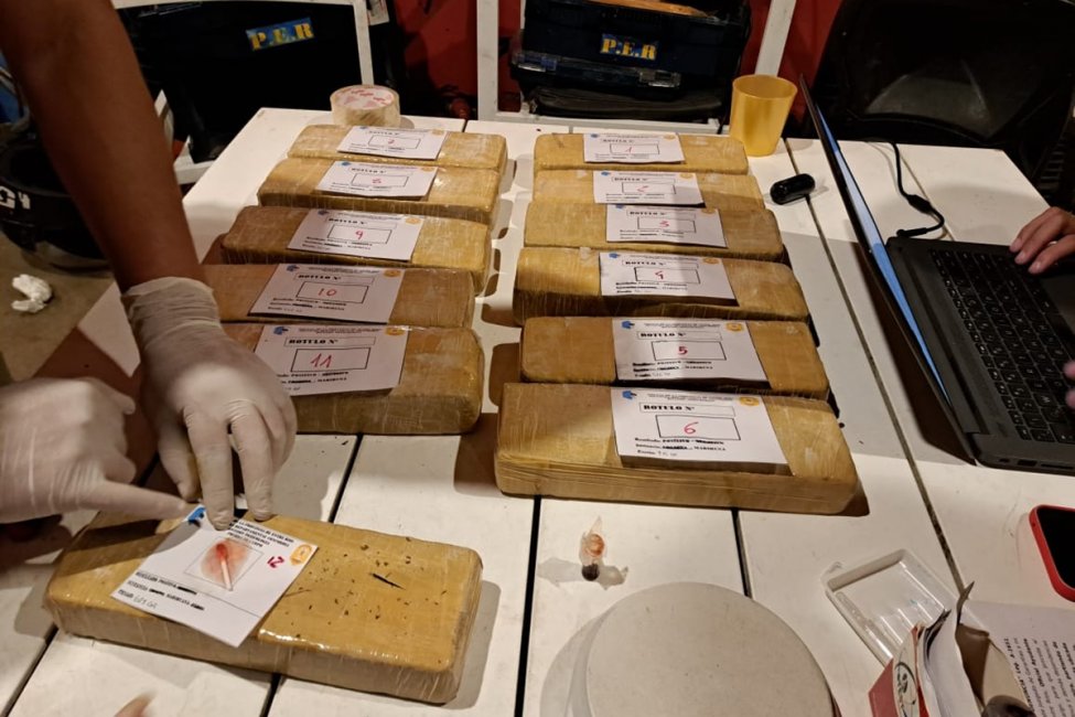 Tras una denuncia por amenazas allanaron un domicilio donde secuestraron 12 panes de marihuana