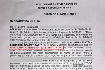 La copia de la orden de allanamiento que quedó en poder de la familia. La copia de la orden de allanamiento que quedó en poder de la familia.