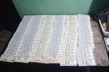 El dinero recuperado con la rápida intervención policial. El dinero recuperado con la rápida intervención policial.