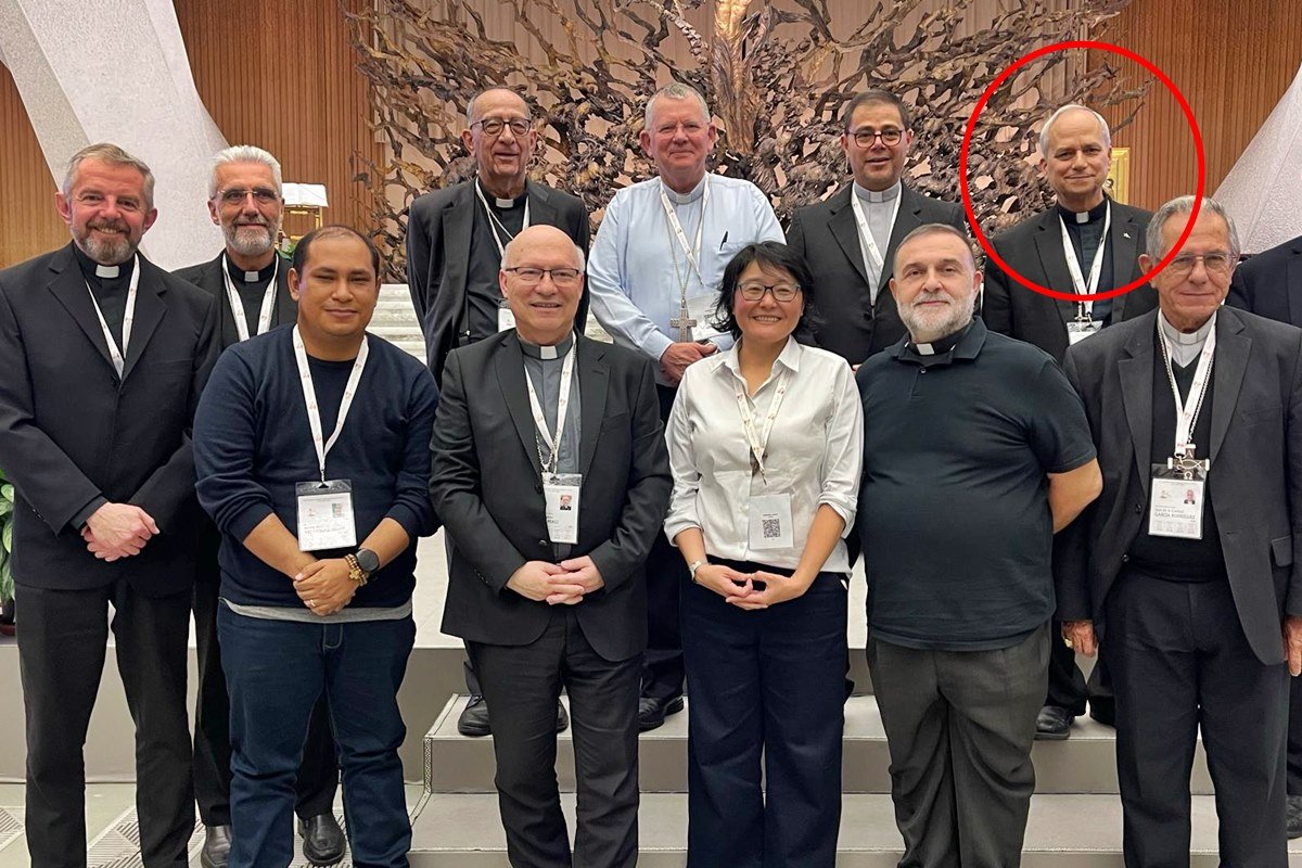 Brasessco, primero a la izquierda y Robert Prevost, último en la fila de atrás