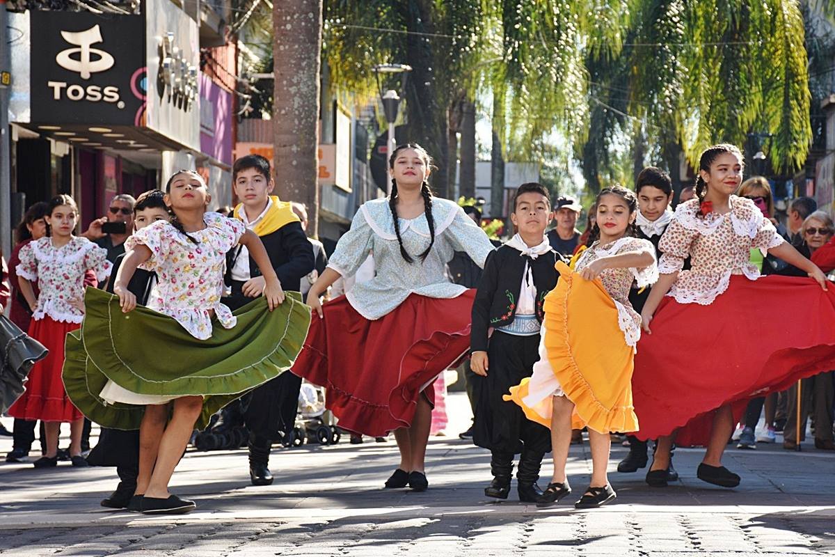 El ballet  “Flor de Alas” y la Escuela de Folklore “Plumitas de mi Patria". El ballet  “Flor de Alas” y la Escuela de Folklore “Plumitas de mi Patria".
