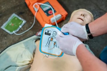 Además, precisa una capacitación obligatoria anual. Además, precisa una capacitación obligatoria anual.