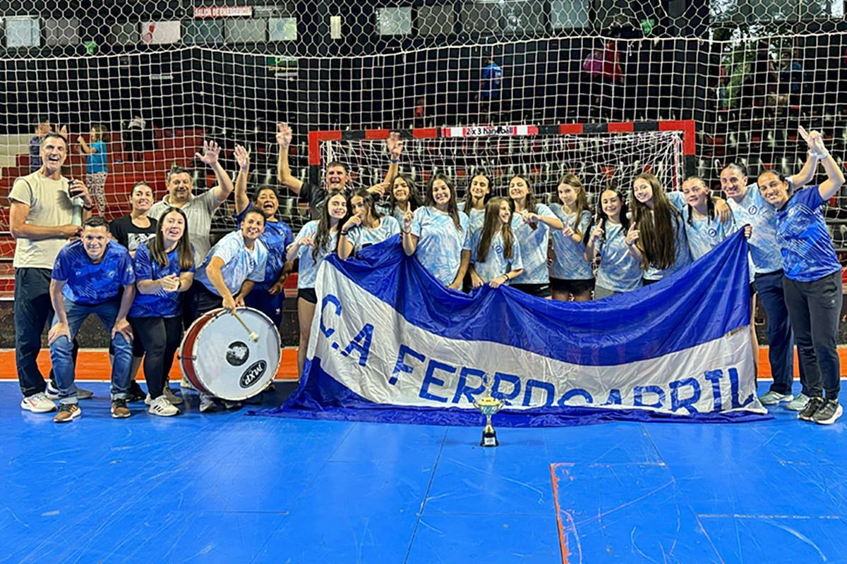 Las chicas festejaron en Rosario. Las chicas festejaron en Rosario.