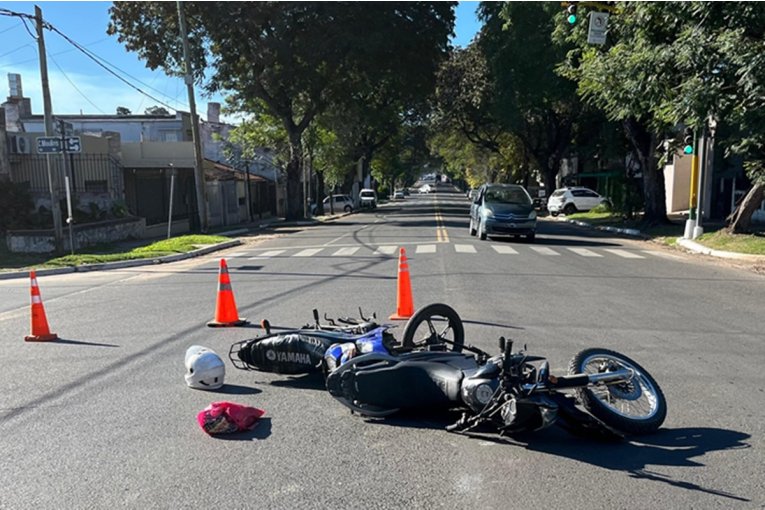 Dos motociclistas fueron hospitalizadas tras protagonizar un choque en ...