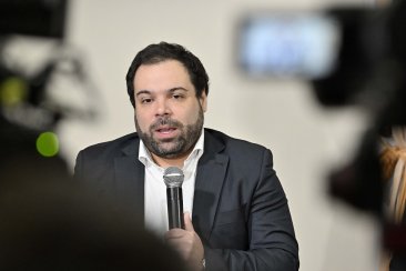 Defendió además el proyecto de una nueva obra social. Defendió además el proyecto de una nueva obra social.