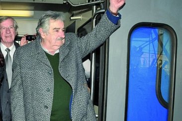 Mujica saludando desde el "Tren de los Pueblos Libres" Mujica saludando desde el "Tren de los Pueblos Libres"