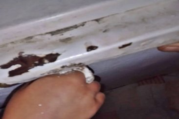 La menor había quedado con su dedo atascado. La menor había quedado con su dedo atascado.