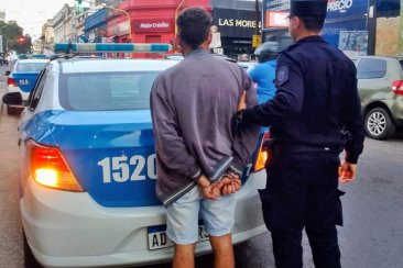 El joven cuando era detenido por la policía. El joven cuando era detenido por la policía.