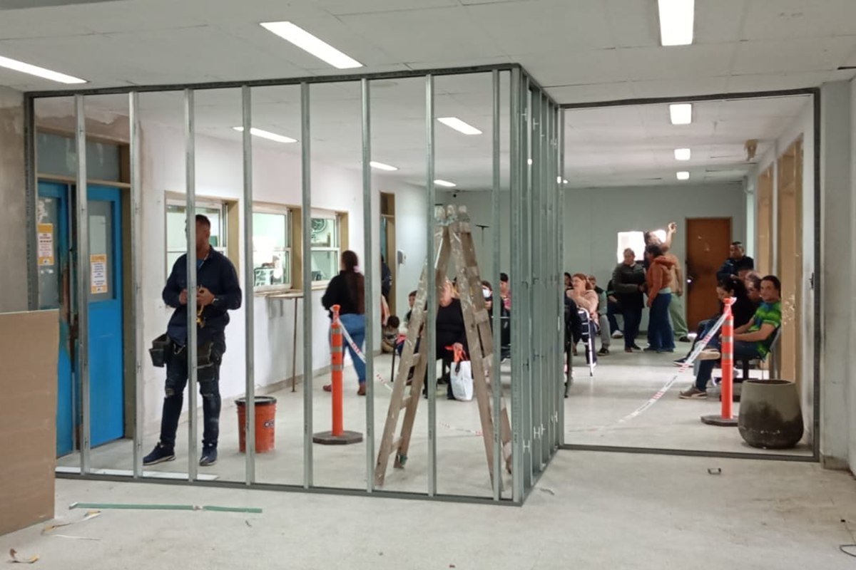 Los trabajos se pueden observar en la sala de espera de la guardia.