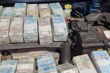 El argentino llevaba reales y dolares en su vehiculo. El argentino llevaba reales y dolares en su vehiculo.