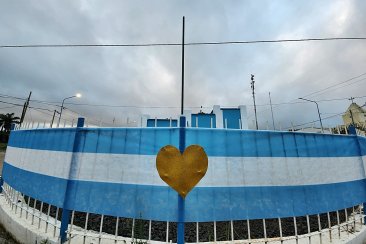El mástil de La Criolla con los colores patrios. El mástil de La Criolla con los colores patrios.