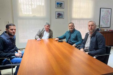 El intendente de La Criolla se reunió con el titular del IAPV. El intendente de La Criolla se reunió con el titular del IAPV.