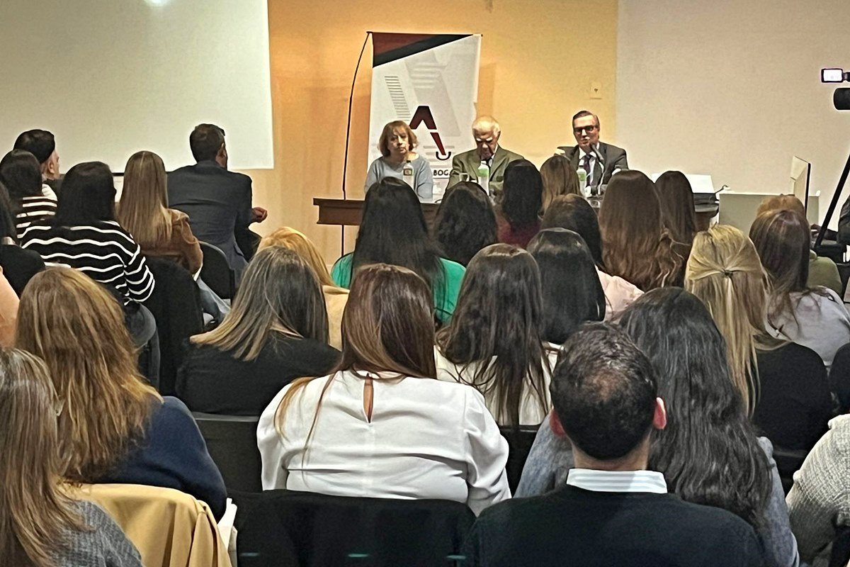 Más de 100 profesionales particiaparon del enuentro. Más de 100 profesionales particiaparon del enuentro.