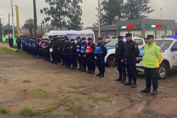 La policía llevó a cabo un operativo simultáneo en los accesos a la ciudad. La policía llevó a cabo un operativo simultáneo en los accesos a la ciudad.