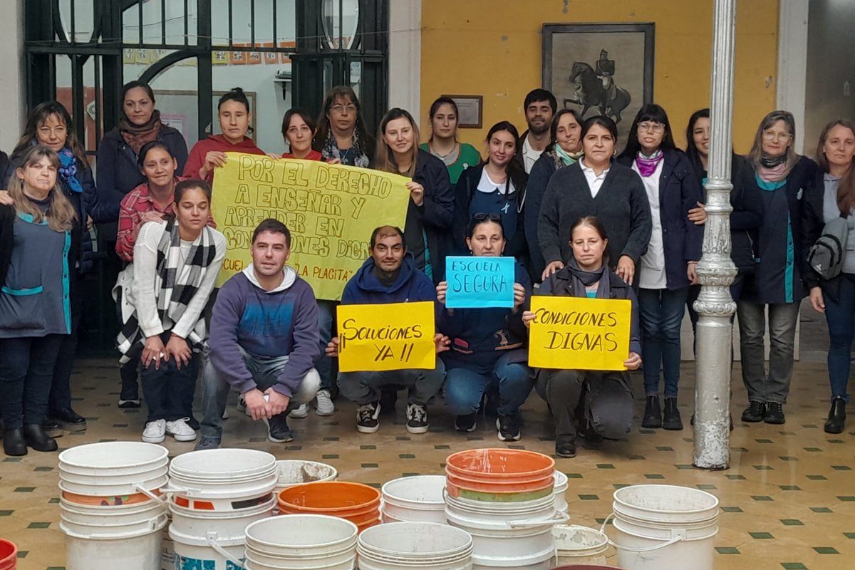 Algunos de los padres presentes este martes en el establecimiento Algunos de los padres presentes este martes en el establecimiento