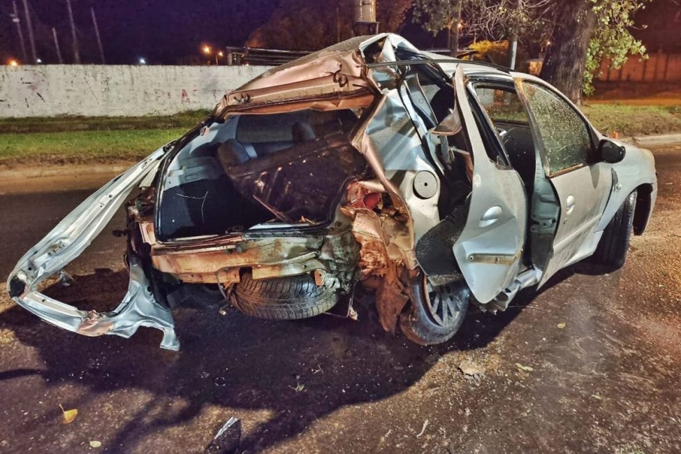 Cuatro concordienses quedaron atrapados en un auto luego de un chocar contra un árbol