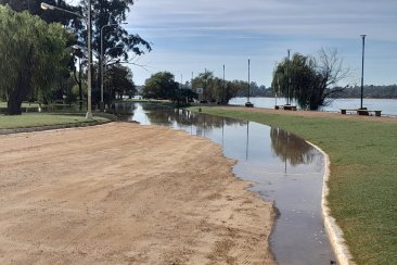 El agua ya se puede ver en algunas partes de la zona baja de la Costanera. El agua ya se puede ver en algunas partes de la zona baja de la Costanera.