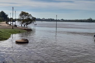 El río Uruguay avanzó en la parte baja de la costanera de Concordia. El río Uruguay avanzó en la parte baja de la costanera de Concordia.