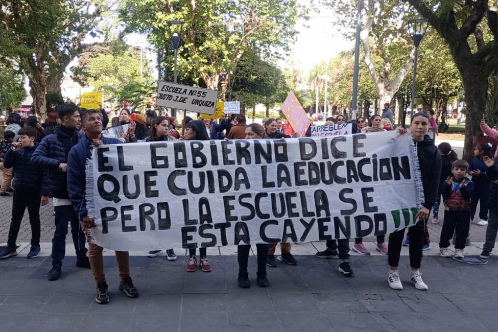 La comunidad de la escuela "Urquiza" se movilizó a la municipalidad y a la Departamental de Escuelas