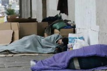 Se brinda refugio, comida calienta, frazadas y colchones. Se brinda refugio, comida calienta, frazadas y colchones.
